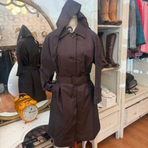 Trench anni '60 marrone con copricapo nos