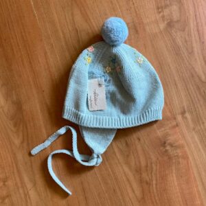 Cappellino neonato vintage azzurro con ricami floreali nos