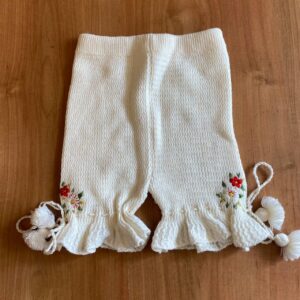 Pantaloncini vintage in maglia avorio con ricami floreali e nappe nos