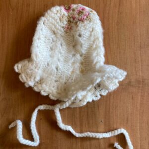 Cappellino neonato vintage in maglia bianco con ricami floreali nos